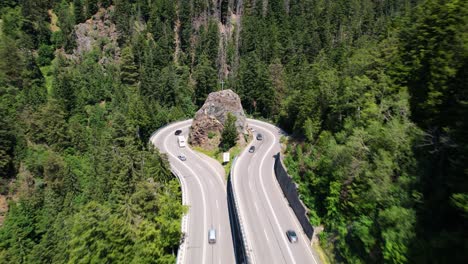 Luftaufnahme-Des-Verkehrs-Auf-Einer-Beeindruckenden-Kurve-In-Den-Bergen