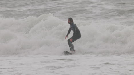 Männlicher-Surfer-Der-Eine-Welle-Reitet