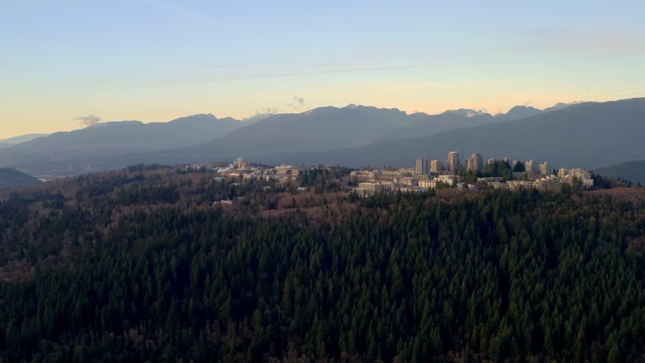 universidad pública de sfu en abundantes bosques de la montaña burnaby en bc, canadá