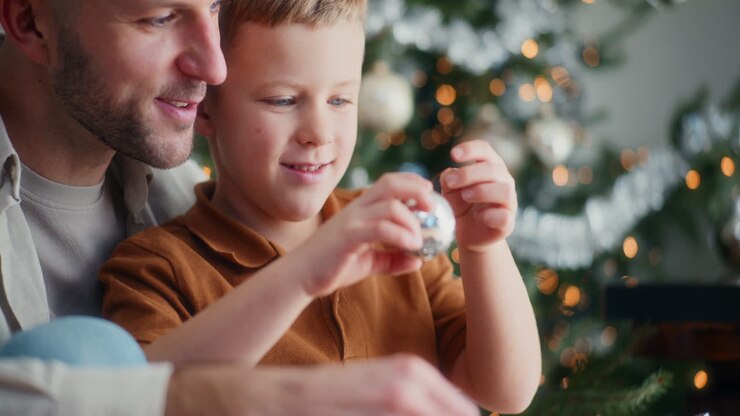 ragazzino con le decorazioni di natale che sorride a papà