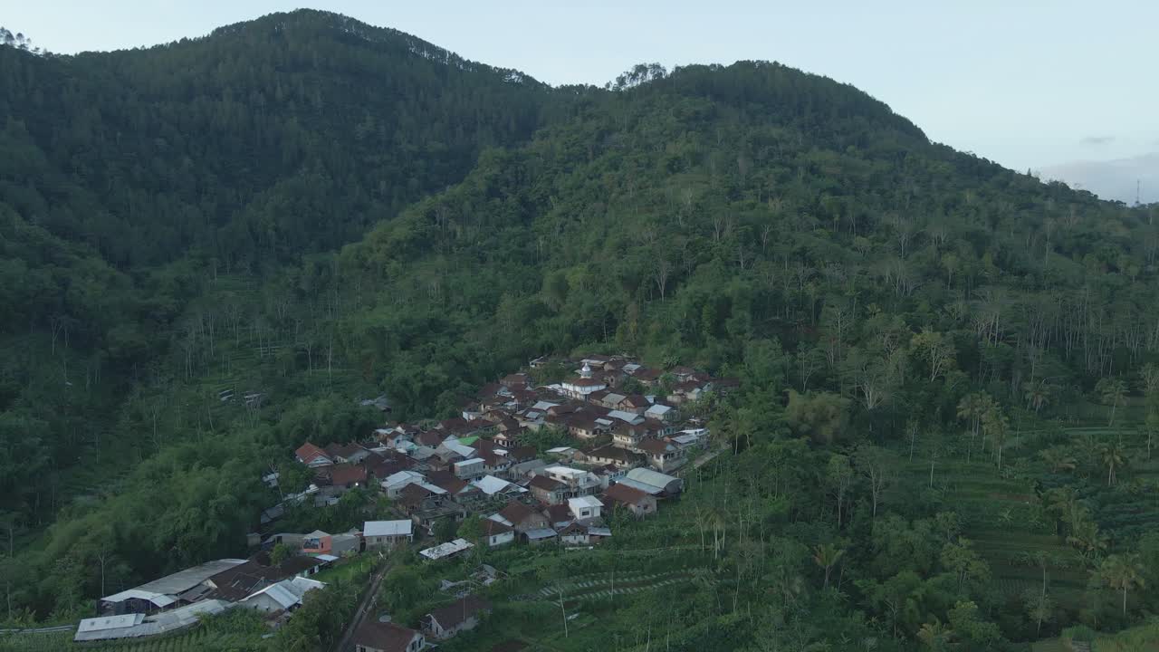 Vista aérea de aldeia remota na encosta