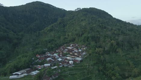 vista aérea de un pueblo remoto en la ladera de la colina