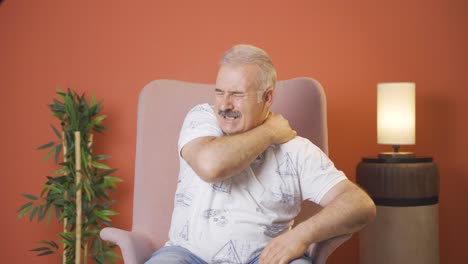 un anciano con dolor de hombro.