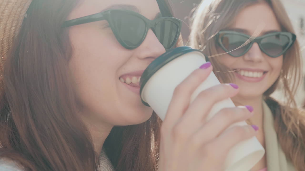 두 친구 가 야외 에서 커피 를 마시고 있다