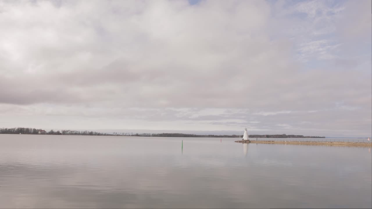 스웨덴 바드스테나 의 바트텐 호수 에 있는 바드스테나 등대 의 멀리 보기