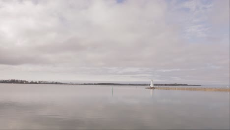 Vista-Lejana-Del-Faro-De-Vadstena-En-El-Lago-Vattern-En-Vadstena,-Suecia