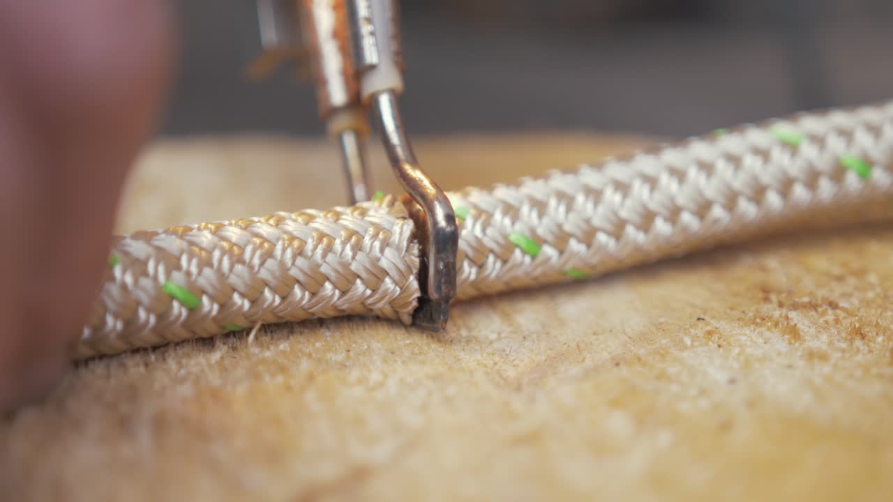 Cutting polyethylene terephthalate rope with hot knife