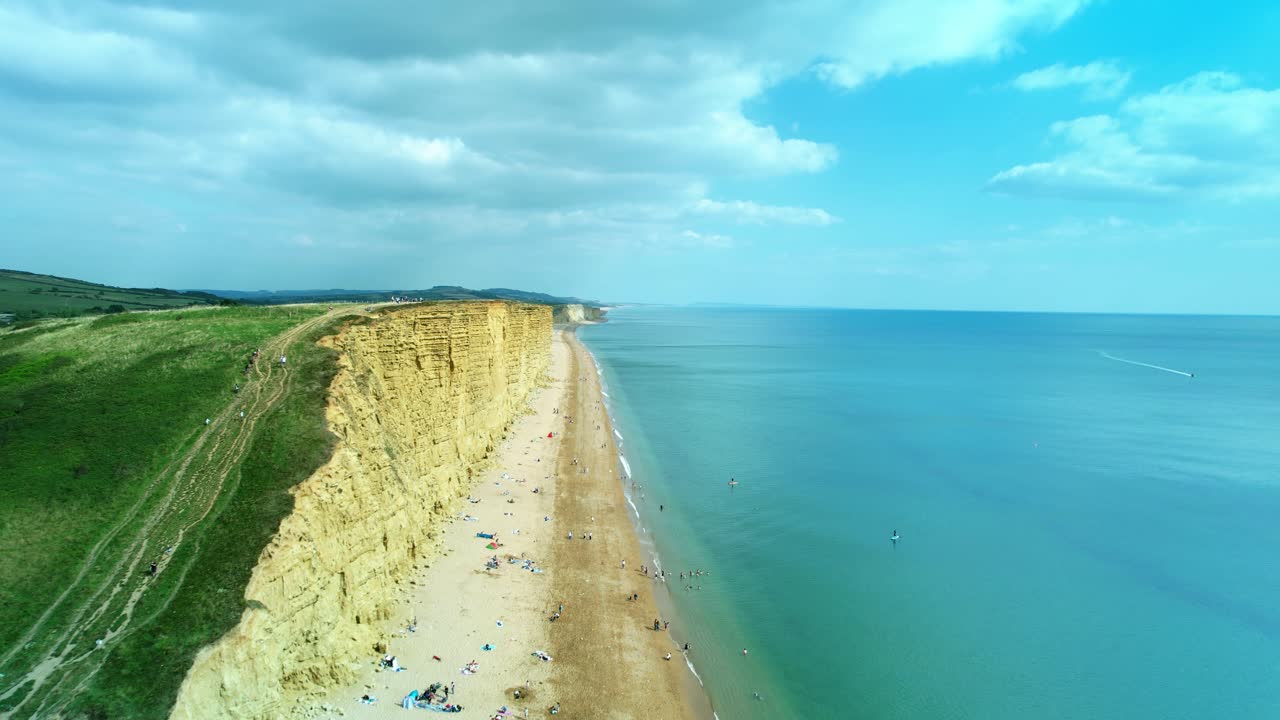 영국 해변 청록색 바다 해안선, 도싯 위의 절벽에 가까운 브리드포트 웨스트 베이 조감도