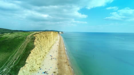 Bridport-West-Bay-Luftaufnahme-In-Der-Nähe-Von-Klippen-über-Der-Türkisfarbenen-Ozeanküste-Der-Britischen-Küste,-Dorset