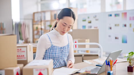 Comercio-Electrónico,-Mujer-Asiática-En-Una-Computadora-Portátil-Escribiendo