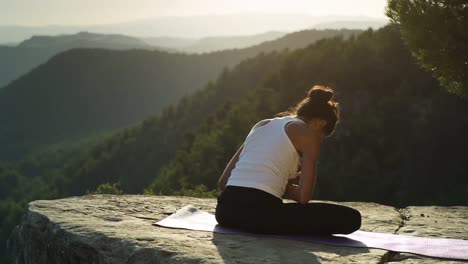 Frau-Macht-Yoga-Außerhalb-24