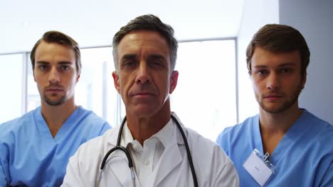 retrato del equipo médico de pie en la sala de operaciones