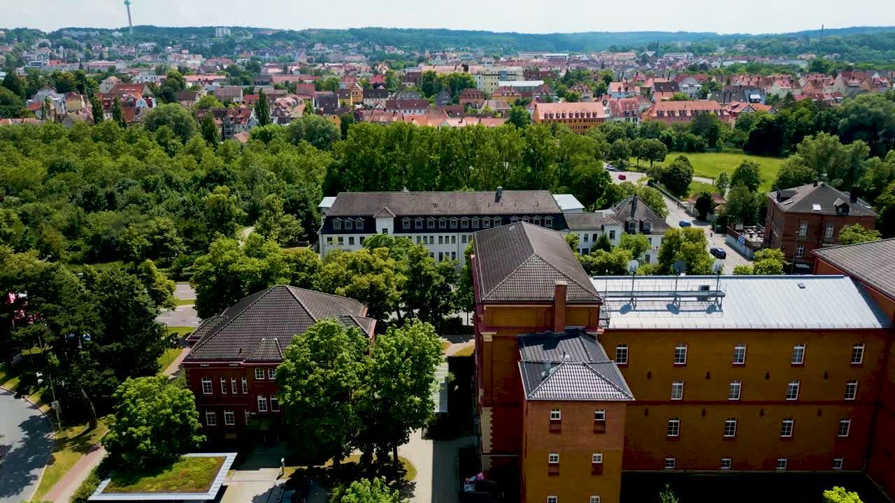 독일 안스바흐 시내의 역사적인 주택의 4k 항공 드론 비디오