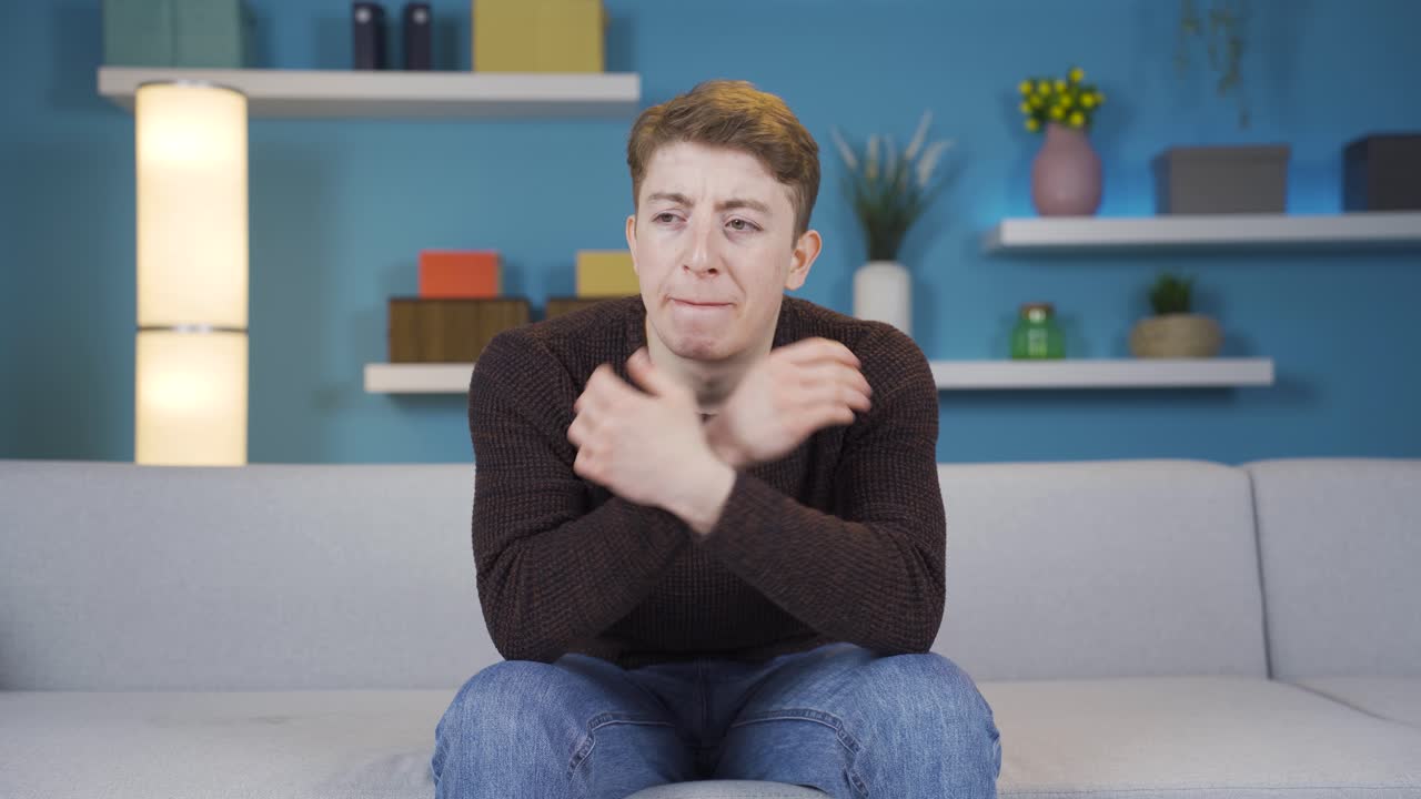 집에서 혼자 앉아 있는 우울한 십대.