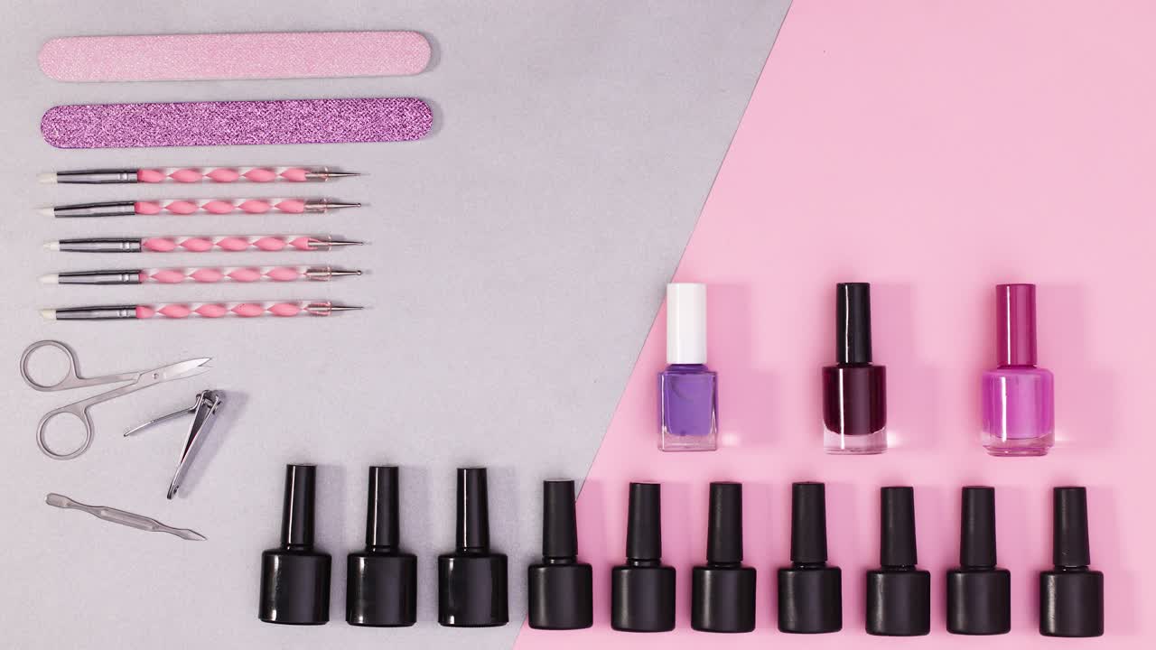 las herramientas de manicura y las botellas de esmalte de uñas aparecen en el tema rosa plateado.
