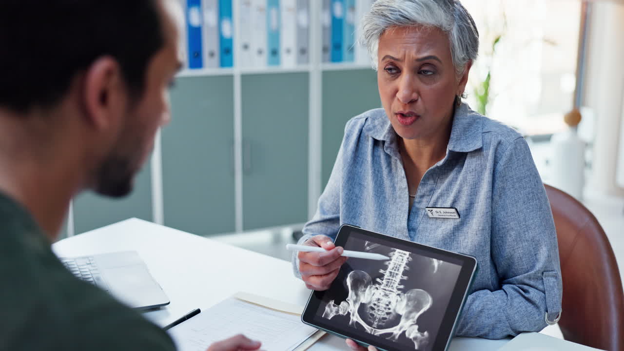 Medico che discute una radiografia con il paziente.