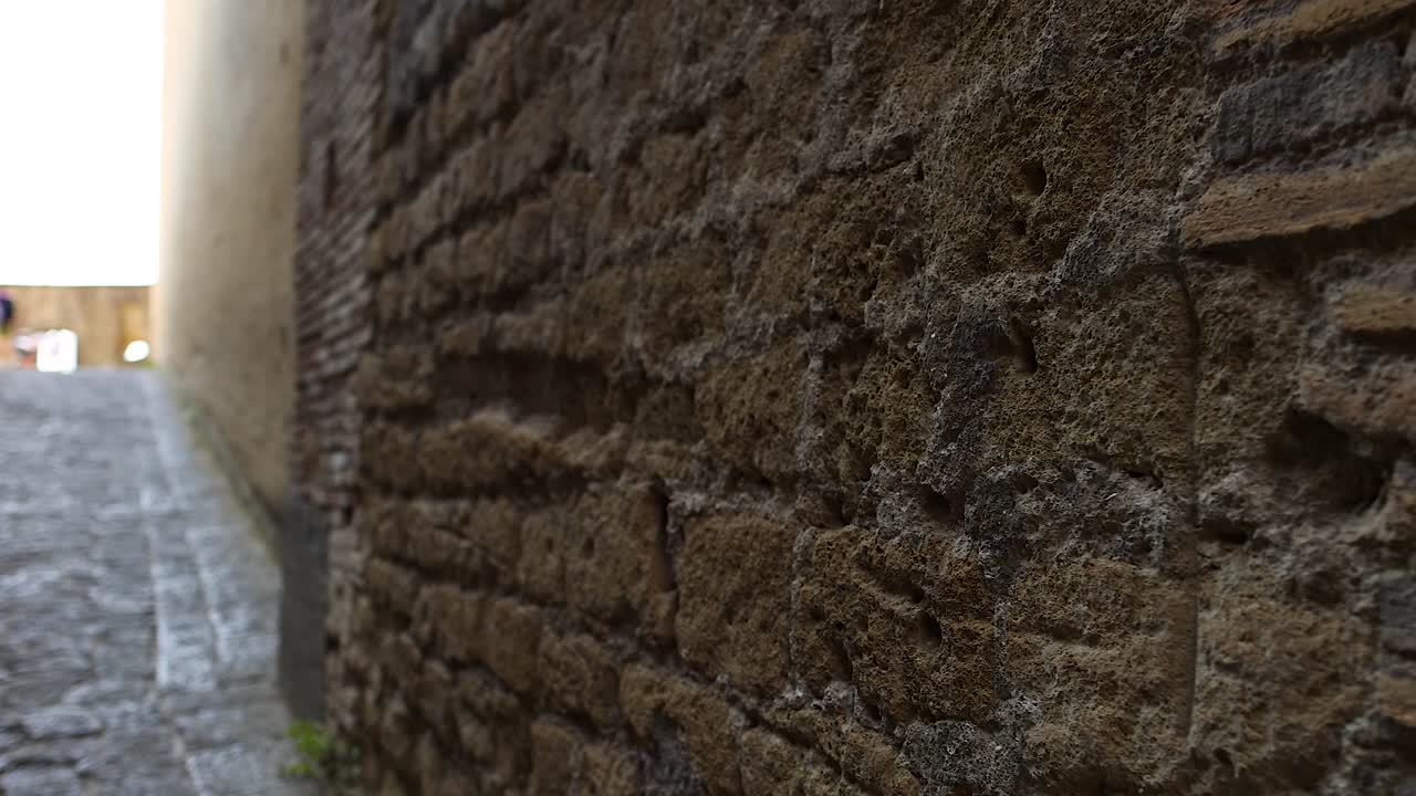 역사적인 벽돌 골목 을 걸어다니는 것