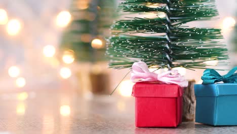 mini árbol de navidad con mini regalos de navidad azules y rojos