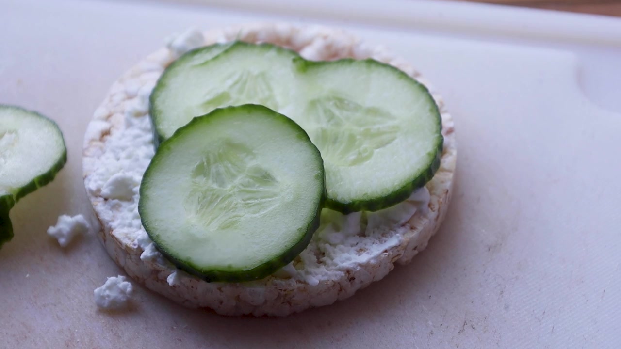 Video di preparazione di un cracker di riso con cetrioli