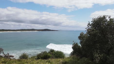 revelación cinematográfica de una bahía oculta del océano y un cabo costero australiano