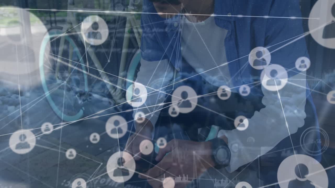 스마트 폰과 자전거를 가진 두 인종의 사람과 구름 위의 연결 네트워크의 애니메이션