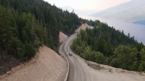 Silver-Car,-Das-Zu-Einer-Abenteuerlichen-Fahrt-Durch-Die-Weiten-Pinienwälder-Von-British-Columbia-Aufbricht