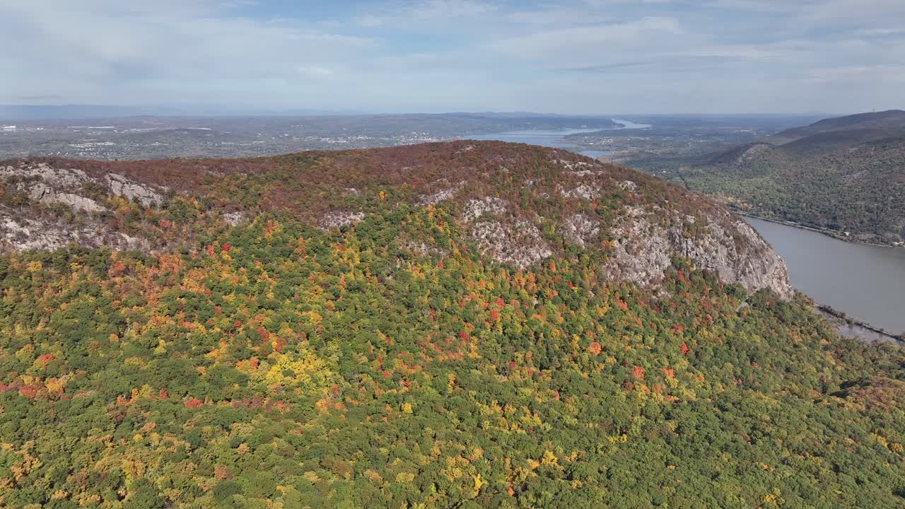 una vista aérea sobre las montañas en el norte del estado de nueva york durante los cambios de follaje de otoño, en un hermoso día