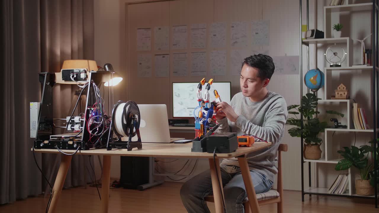 3d 프린터를 사용하여 로 손 프로젝트를 수행하는 사람