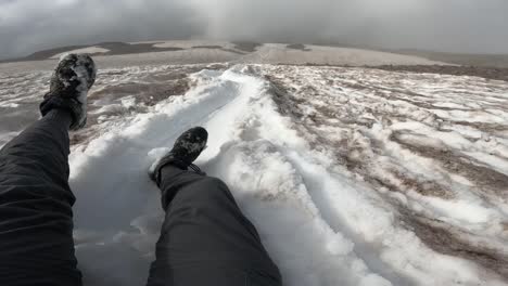 Deslizándose-Por-El-Costado-Del-Paisaje-Lleno-De-Hielo-Del-Monte-Rainier