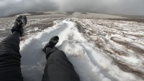 deslizándose por el costado del paisaje lleno de hielo del monte rainier