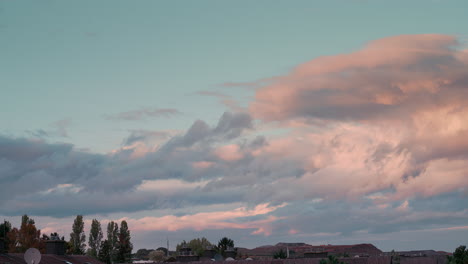 Zeitraffer-Des-Himmels---Wolken-Bewegen-Sich-Während-Einer-Goldenen-Stunde-Bei-Sonnenuntergang-Mit-Wunderschönen-Rosa-Und-Orangen-Farben