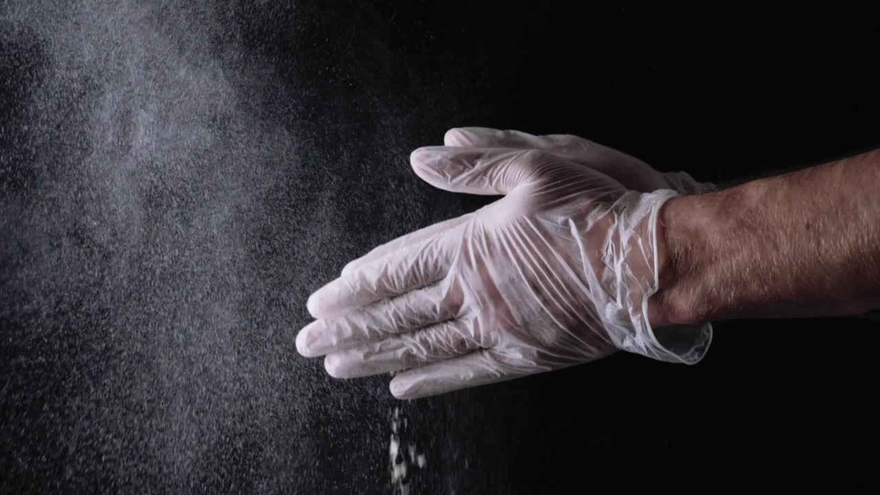 в перчатках для удаления пыли