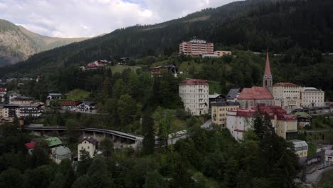 Nervenkitzel-Suchende-Seilrutschen-über-Die-Dächer-Einer-Bergstadt-Auf-Einer-Atemberaubenden-Todesrutsche