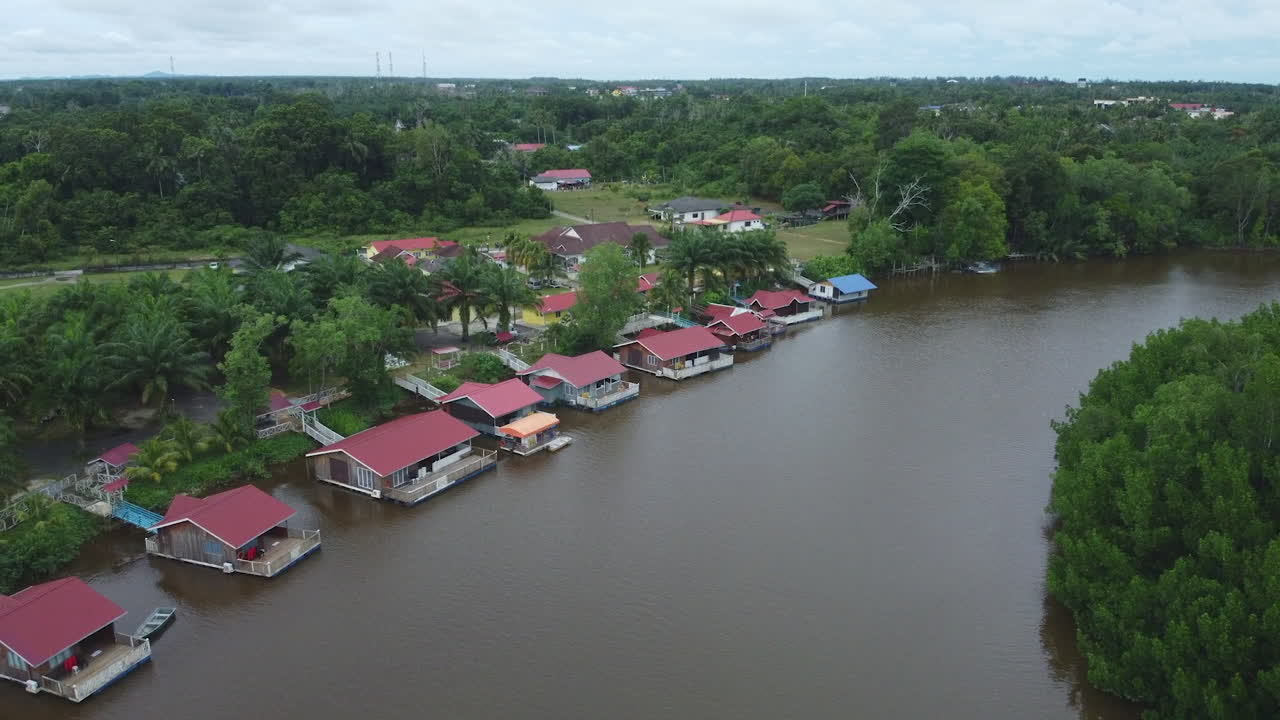 casas flotantes en rompin pahang malasia