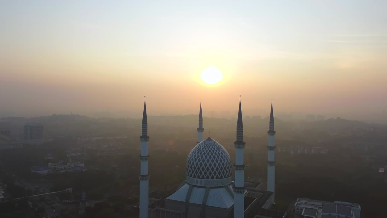 шах-аламская голубая мечеть на восхождении солнца вперед и назад