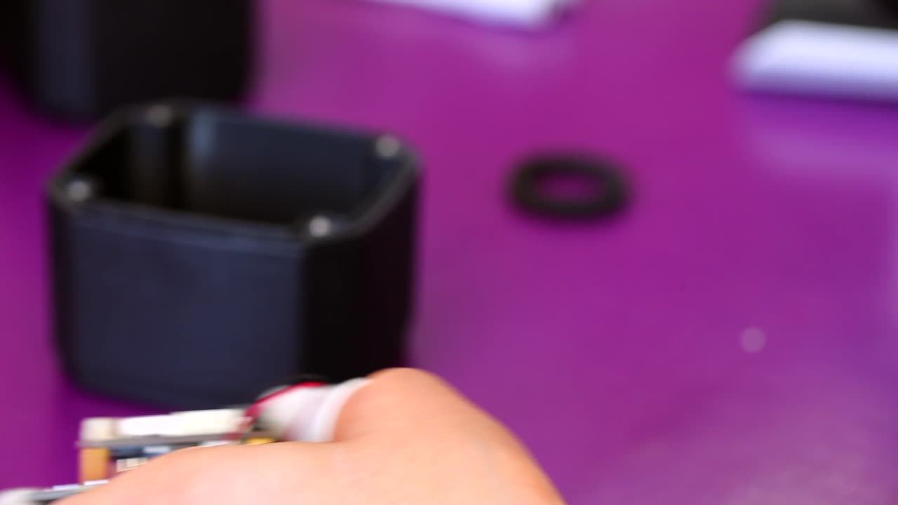 la placa base está apretada con un destornillador eléctrico