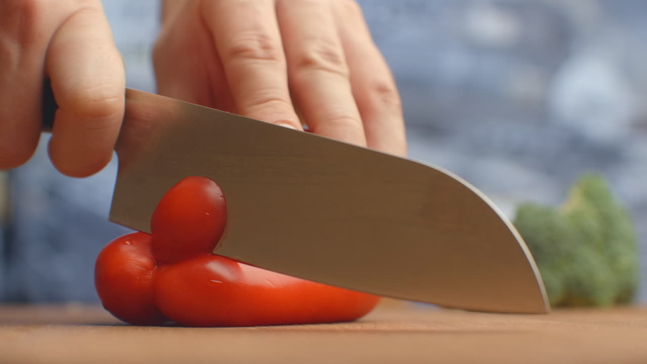 pimienta roja cortada en una tabla de madera de cerca.