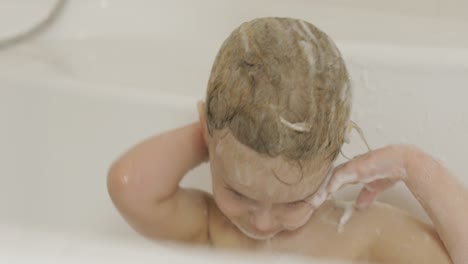 Una-Atractiva-Niña-De-Tres-Años-Se-Baña.-Limpiar-Y-Lavar-El-Cabello