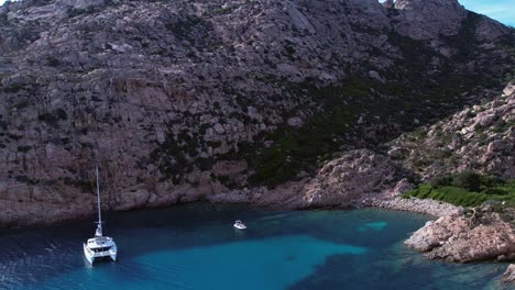 Lejos-Del-Mundo-Yate-De-Lujo-Barco-Anclado-En-Cala-Coticcio-Italia-Antena