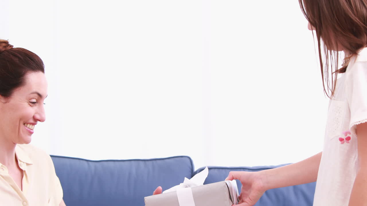 딸 이 어머니 에게 선물 을 주는 것