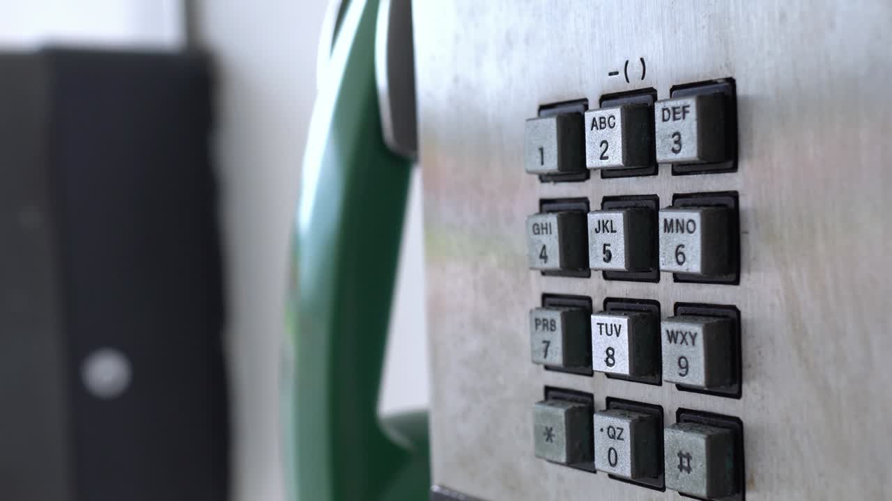 primer plano de los botones de los teléfonos públicos. el enfoque está a la derecha.