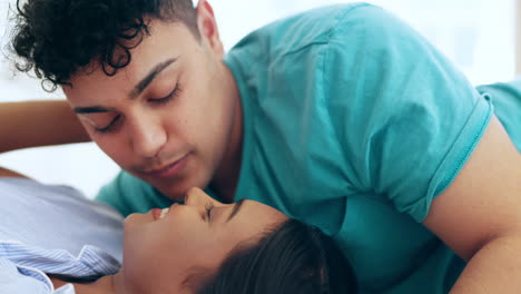 cama, sonrisa y pareja con amor