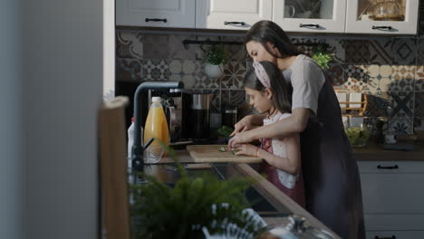 madre e hija cocinando juntos