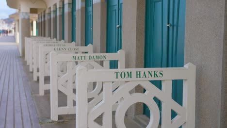 famosas cabañas de playa de la promenade des planches con nombres de celebridades en deauville, normandía, francia
