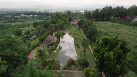 Imágenes-Cinematográficas-Capturan-La-Belleza-Prístina-De-Etla,-Oaxaca,-Mostrando-Sus-Encantadores-Paisajes-Y-Aguas-Tranquilas.