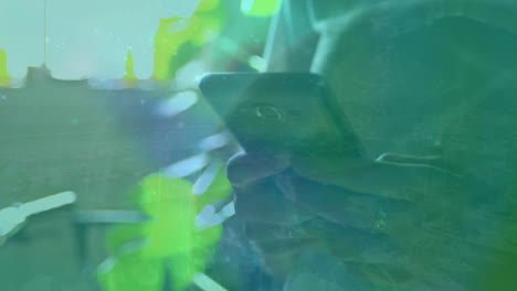 animación del globo sobre una mujer de negocios caucásica que usa un teléfono inteligente