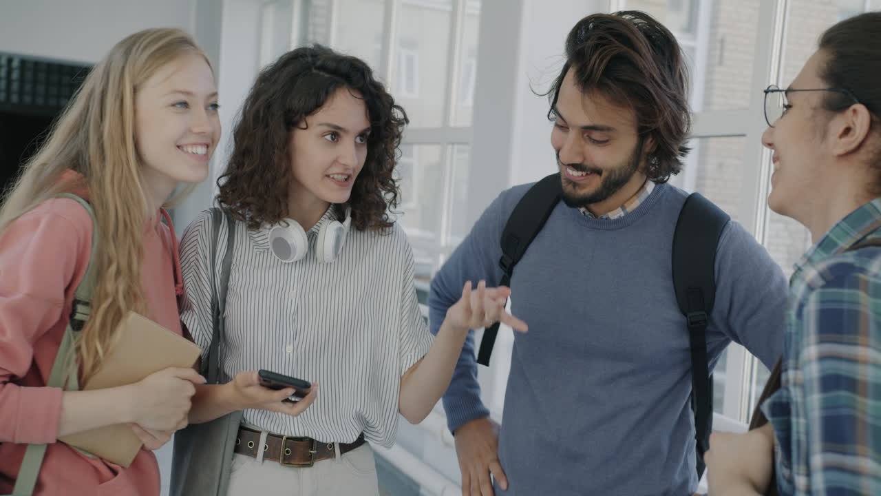 Estudiantes de la universidad hablando