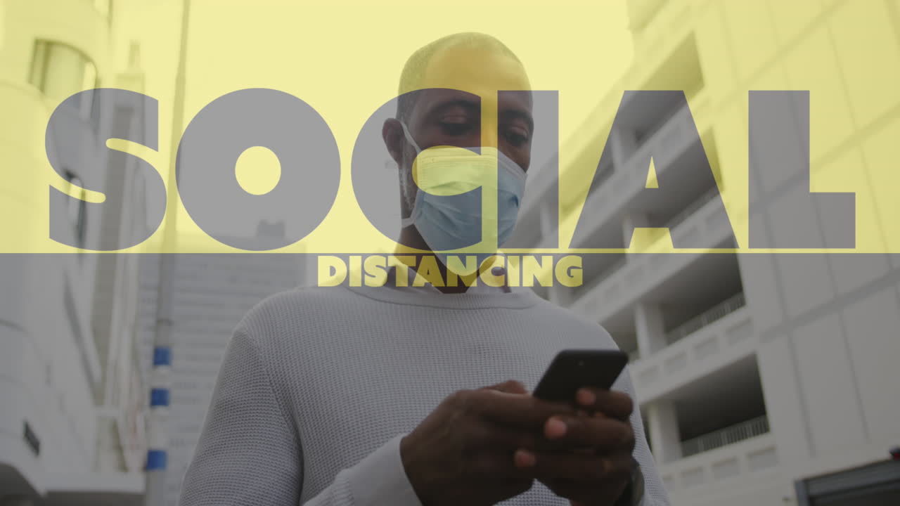 Animazione di testo "distanziamento sociale Covid-19" su un uomo afroamericano che usa lo smartphone con mascherina
