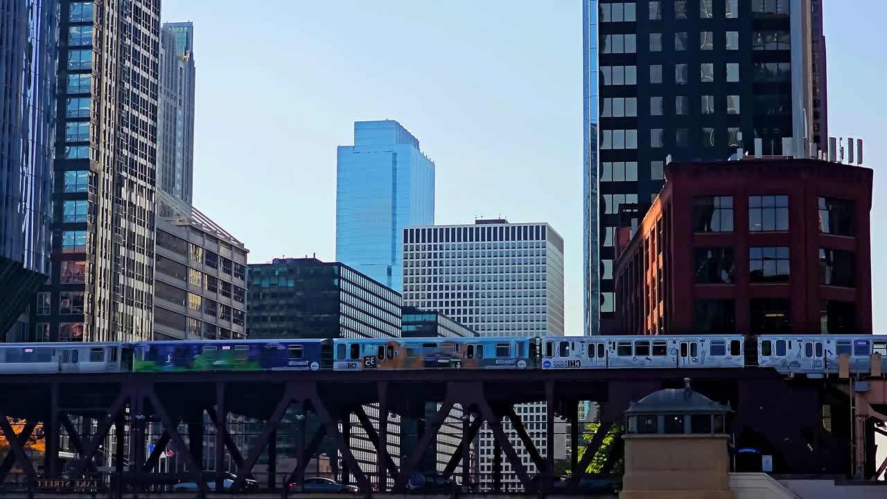 Il treno sopraelevato CTA attraversa il centro di Chicago lungo Lake Street, incorniciato da moderni grattacieli e architettura urbana classica in una dinamica scena di transito urbano