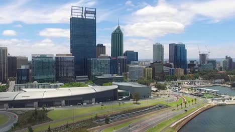 hermoso drone disparado volando hacia perth cbd en el oeste de australia en un hermoso día de verano, cielos azules con pocas nubes